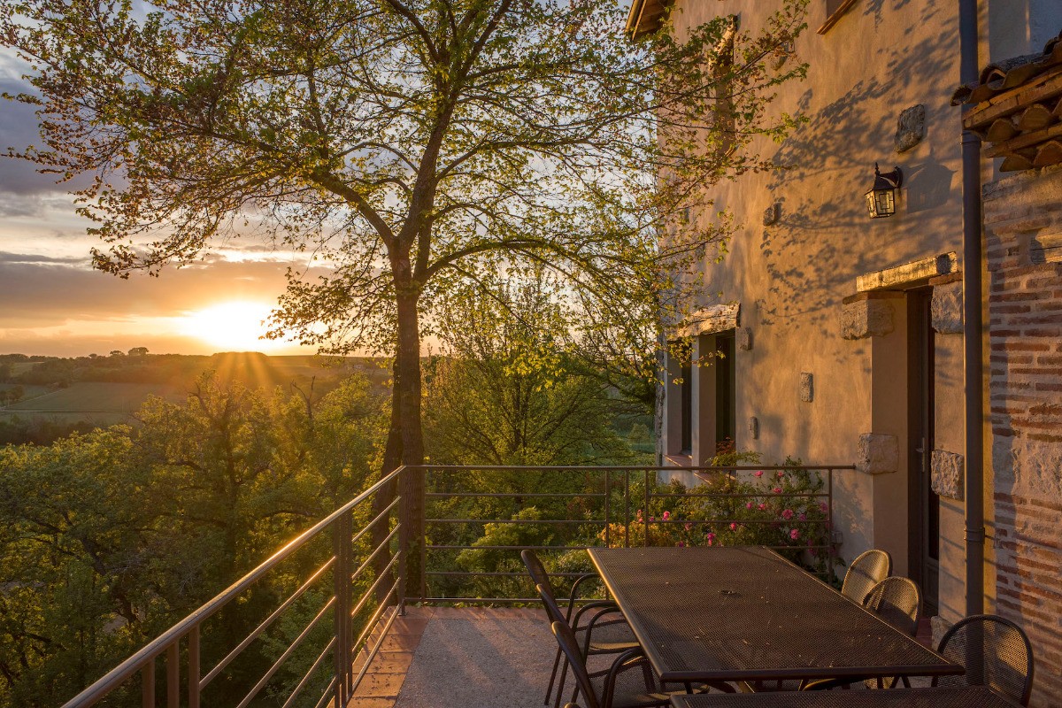 Terrasse côté sud idéal pour le petit déjeuner et les dîners