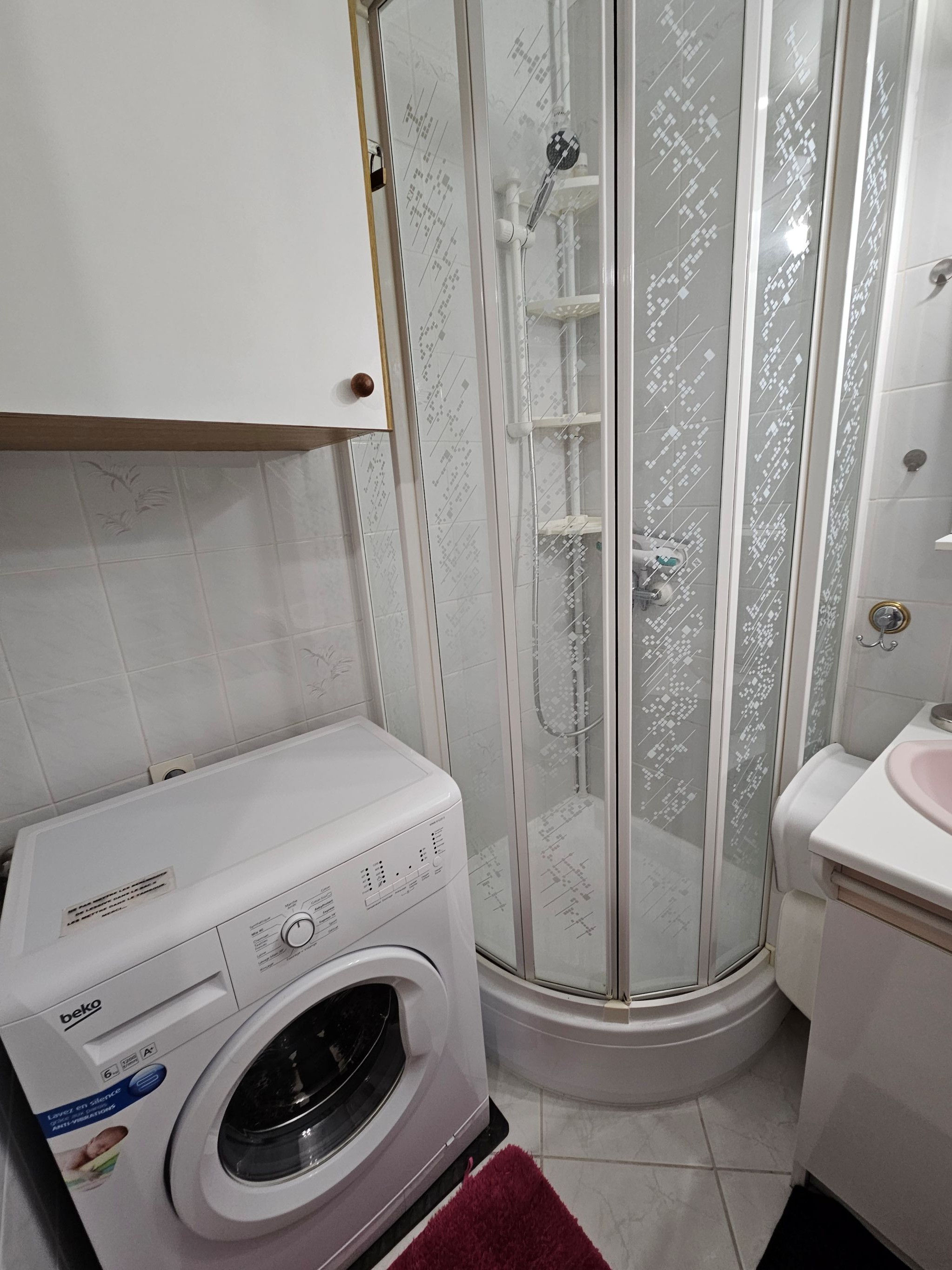 Salle d'eau avec lave-ling