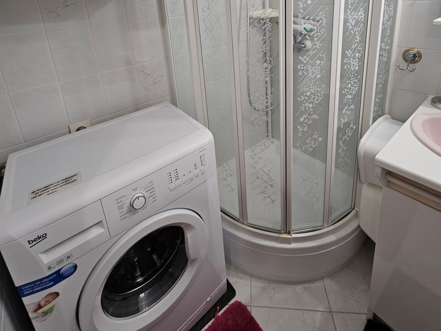 Salle d'eau avec lave-ling