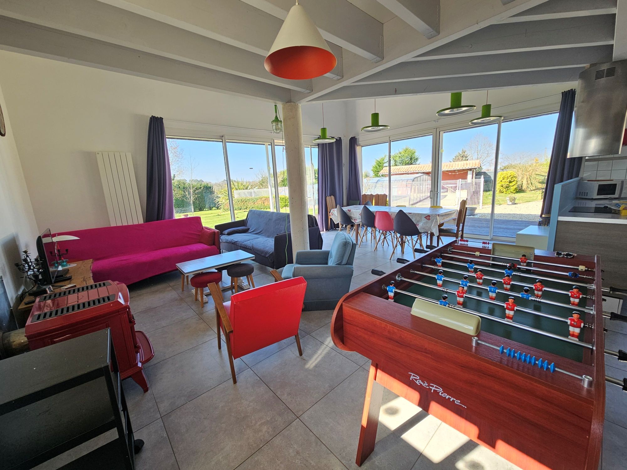 Grande pièce principale avec coin salon, télévision, babyfoot, séjour avec une grande table pour prendre ses repas, cuisine aménagée, Le Loft pour 9 personnes, Sauvignac en Carente.