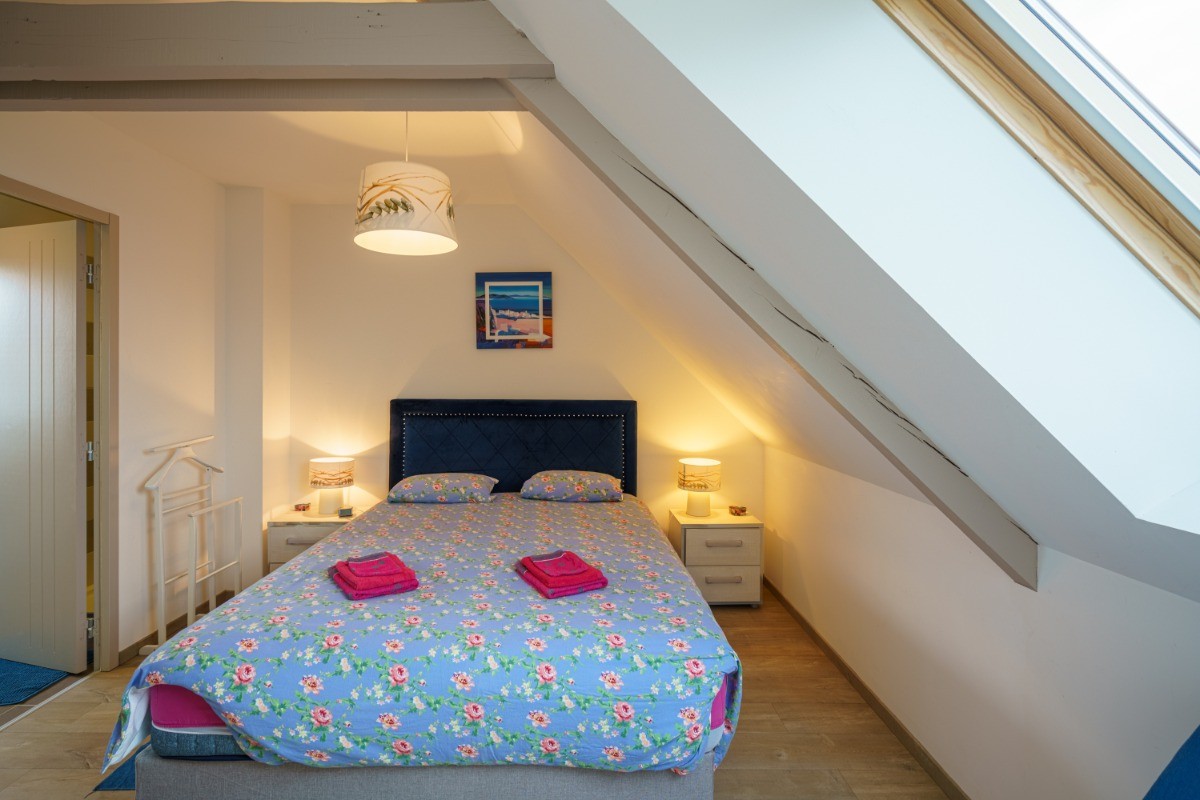 Mezzanine à l'étage: chambre avec lit 160 cm et salle d'eau attenante avec douche et vue sur campagne