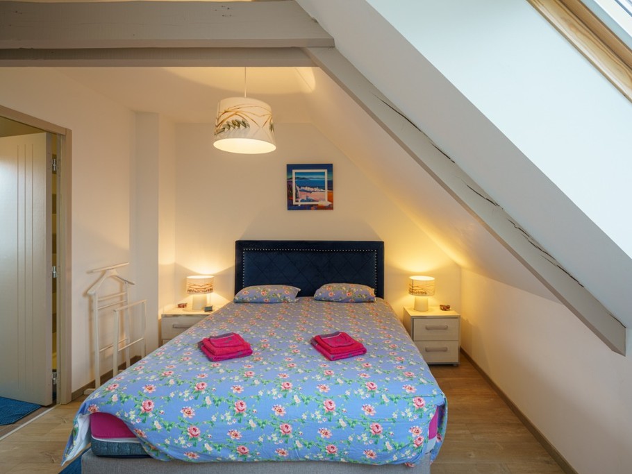 Mezzanine à l'étage: chambre avec lit 160 cm et salle d'eau attenante avec douche et vue sur campagne