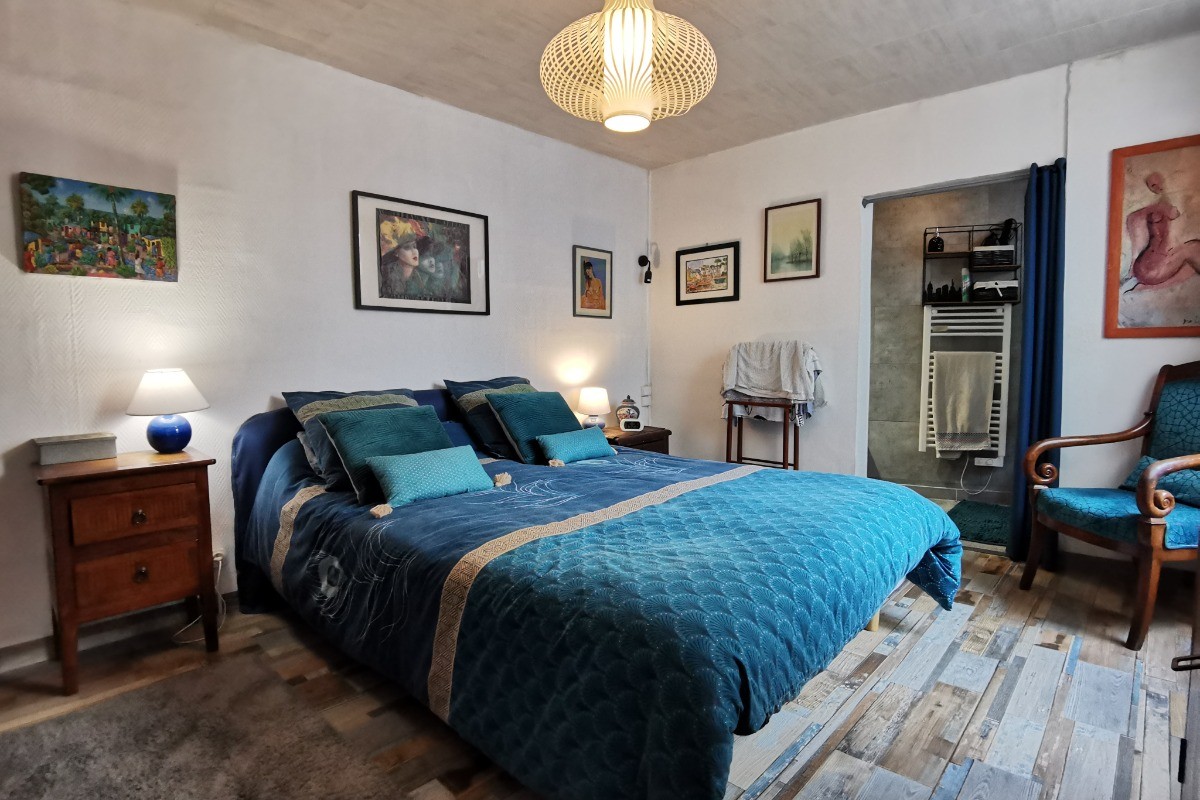 RDC: Chambre 1 avec lit 140 + salle d'eau privative