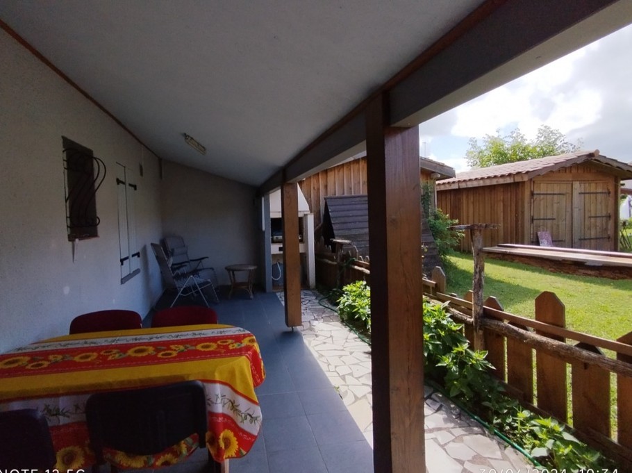 The covered terrace at the back of the house "Aux portes du vignoble" in St Aubin du Médoc, gite for 2 people