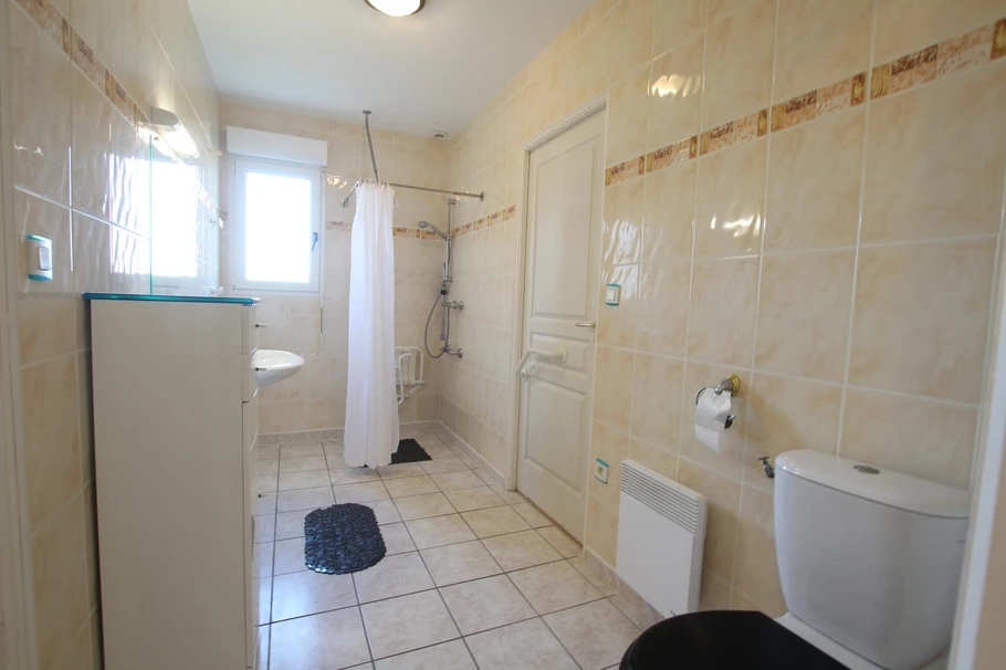 salle d'eau aménagée handicap