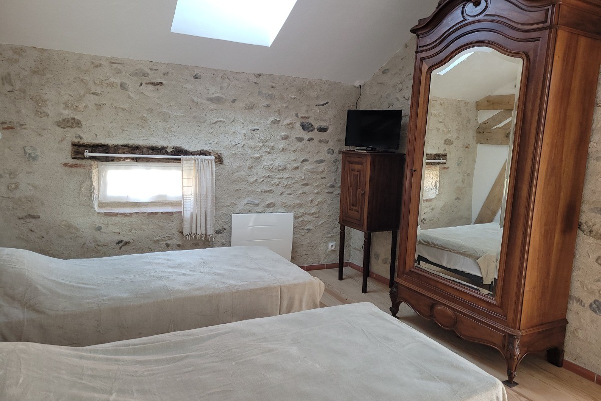 Chambre Azalée, 
sur demande, je peux rassembler les 2 lits et ajouter un sur-matelas pour obtenir un couchage de 180x190 cm