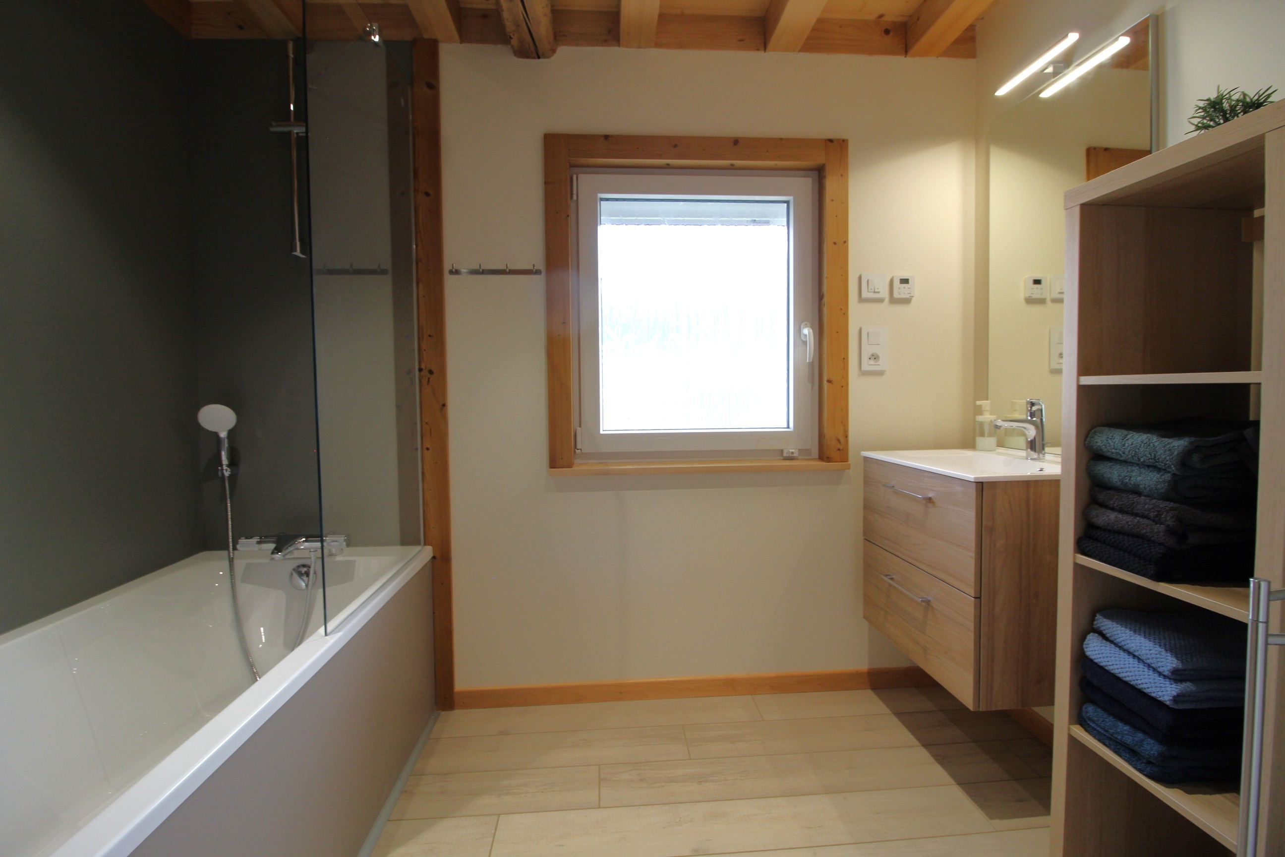 Salle de bain avec baignoire - Gîte Chez Marguerite au Ménil