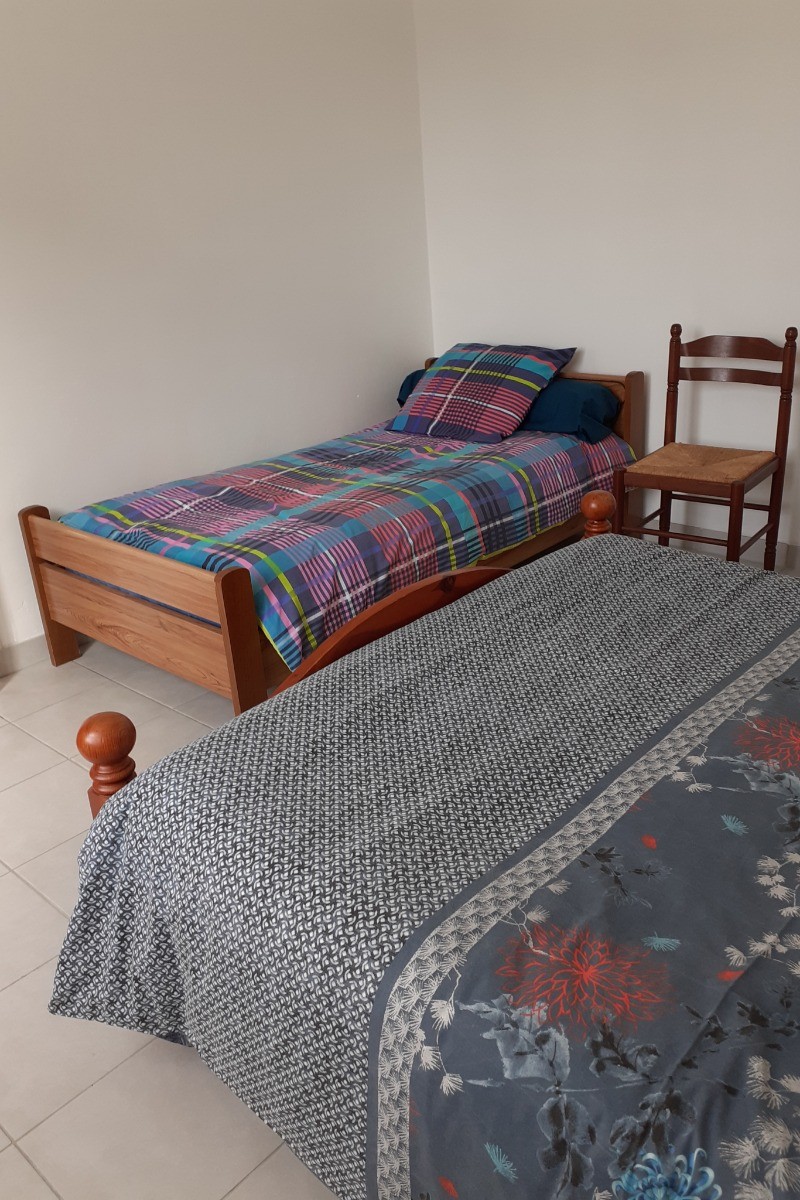 Chambre indépendante pour 3 personnes avec 1 lit 140 x 190 cm et 1 lit 90 x 190 cm.