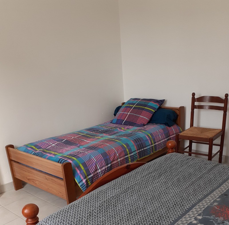 Chambre indépendante pour 3 personnes avec 1 lit 140 x 190 cm et 1 lit 90 x 190 cm.