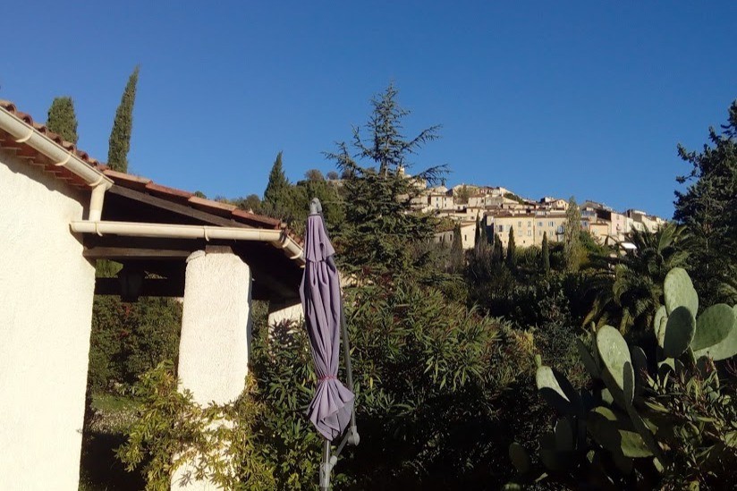 sur la terrasse. vue sur village de Fayence