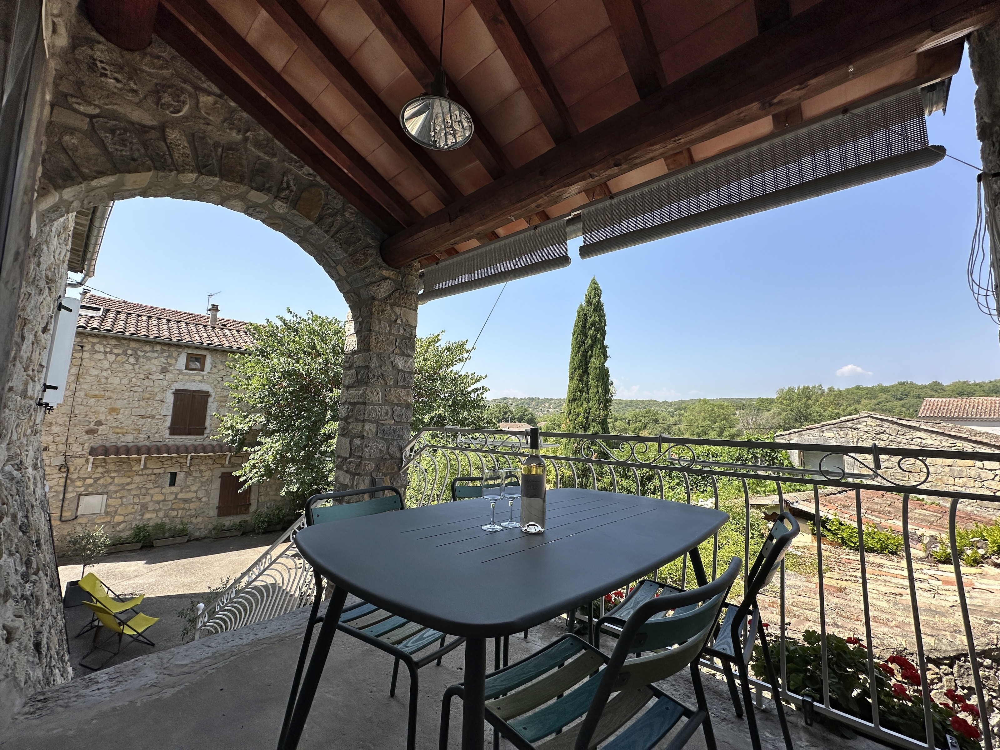 Vue de la terrasse sur le plateau calcaire des gras (Cirque de Gens)