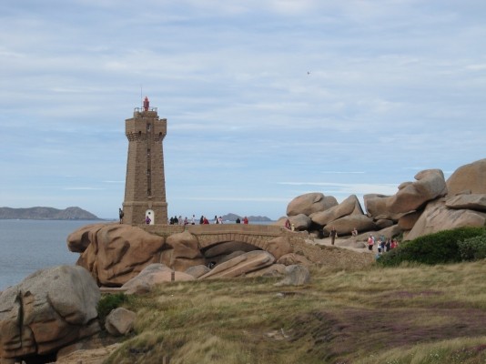 le phare de ploumanach sur le sentier des douaniers