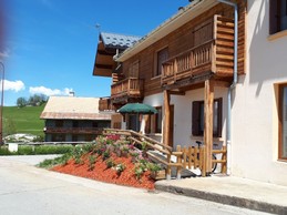 Entrée portail appartement N°2, avec table et bancs en bois