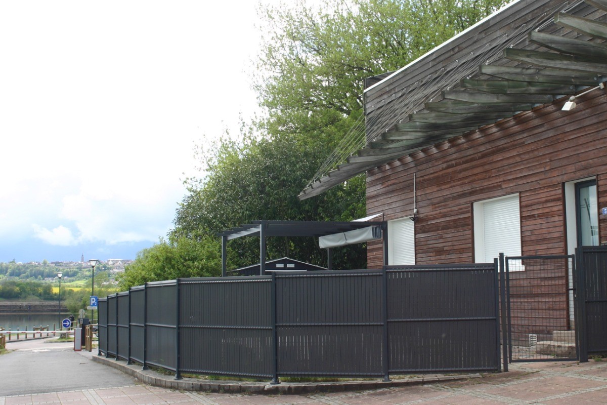 Jardin privatif clos sur le port de la Liez