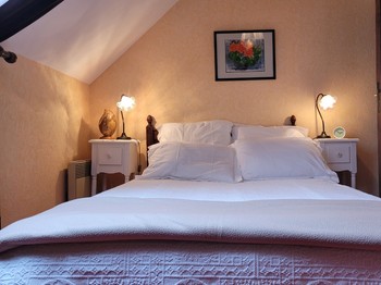 Charline -  deuxième chambre avec lit double 140 armoire - bureau et chevets