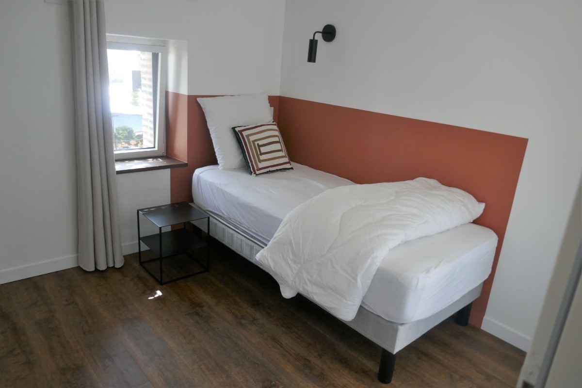 Chambre 2 à l'étage avec un lit en 160 et un lit en 90