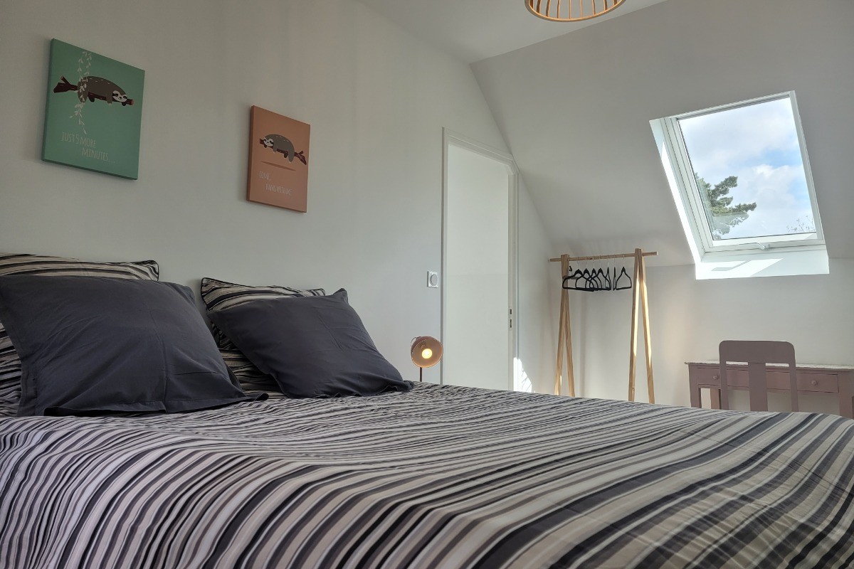 Troadec, Clévacances, location Trévou-Tréguignec, la chambre de l'étage avec lit double en 160