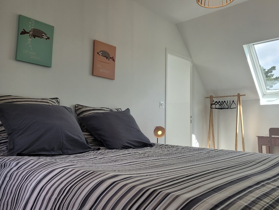 Troadec, Clévacances, location Trévou-Tréguignec, la chambre de l'étage avec lit double en 160