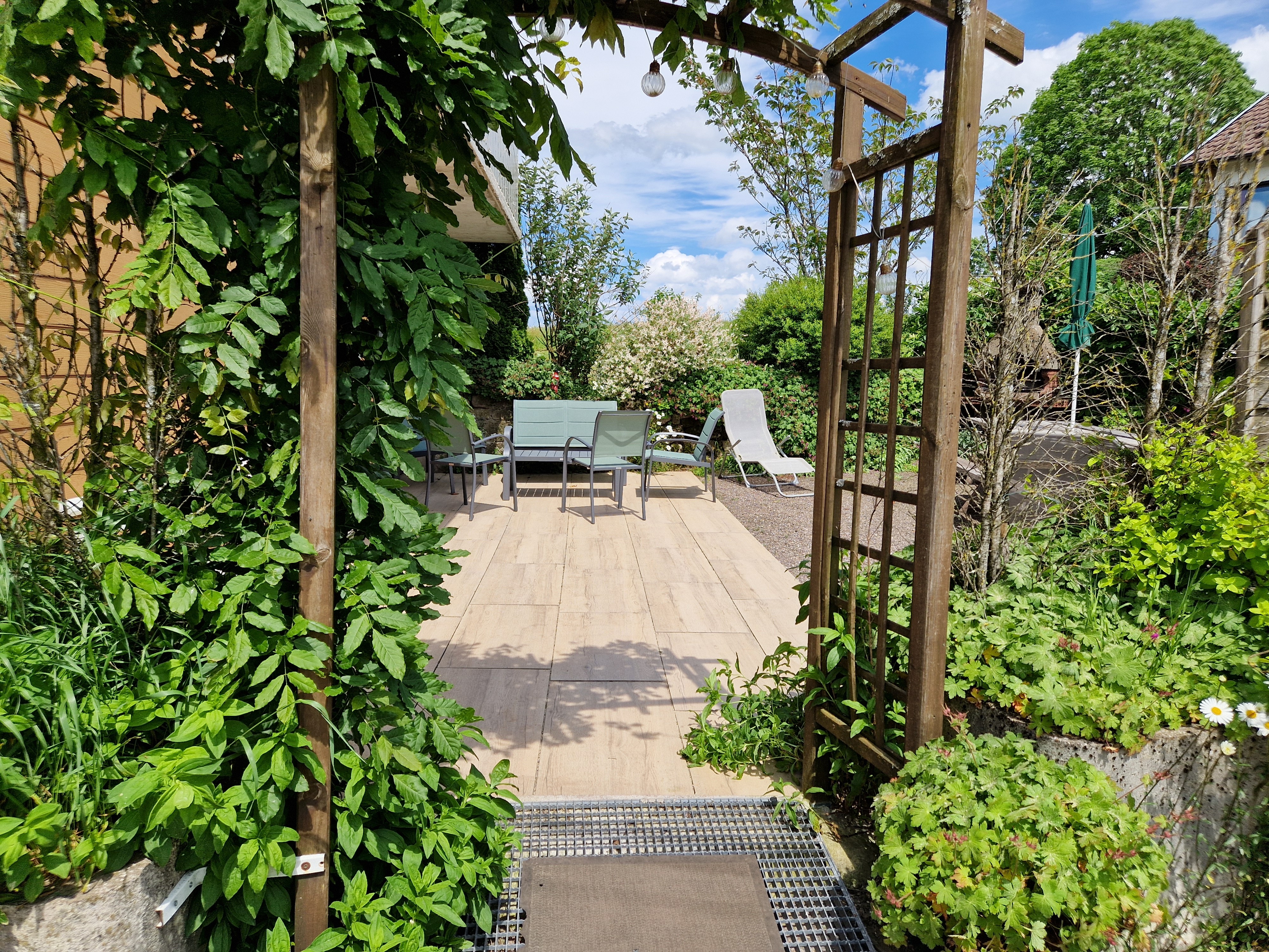 Terrasse privée avec Barbecue, salon de jardin et transats - Gîte des 4 vents à Girmont - Val d'Ajol dans les Vosges