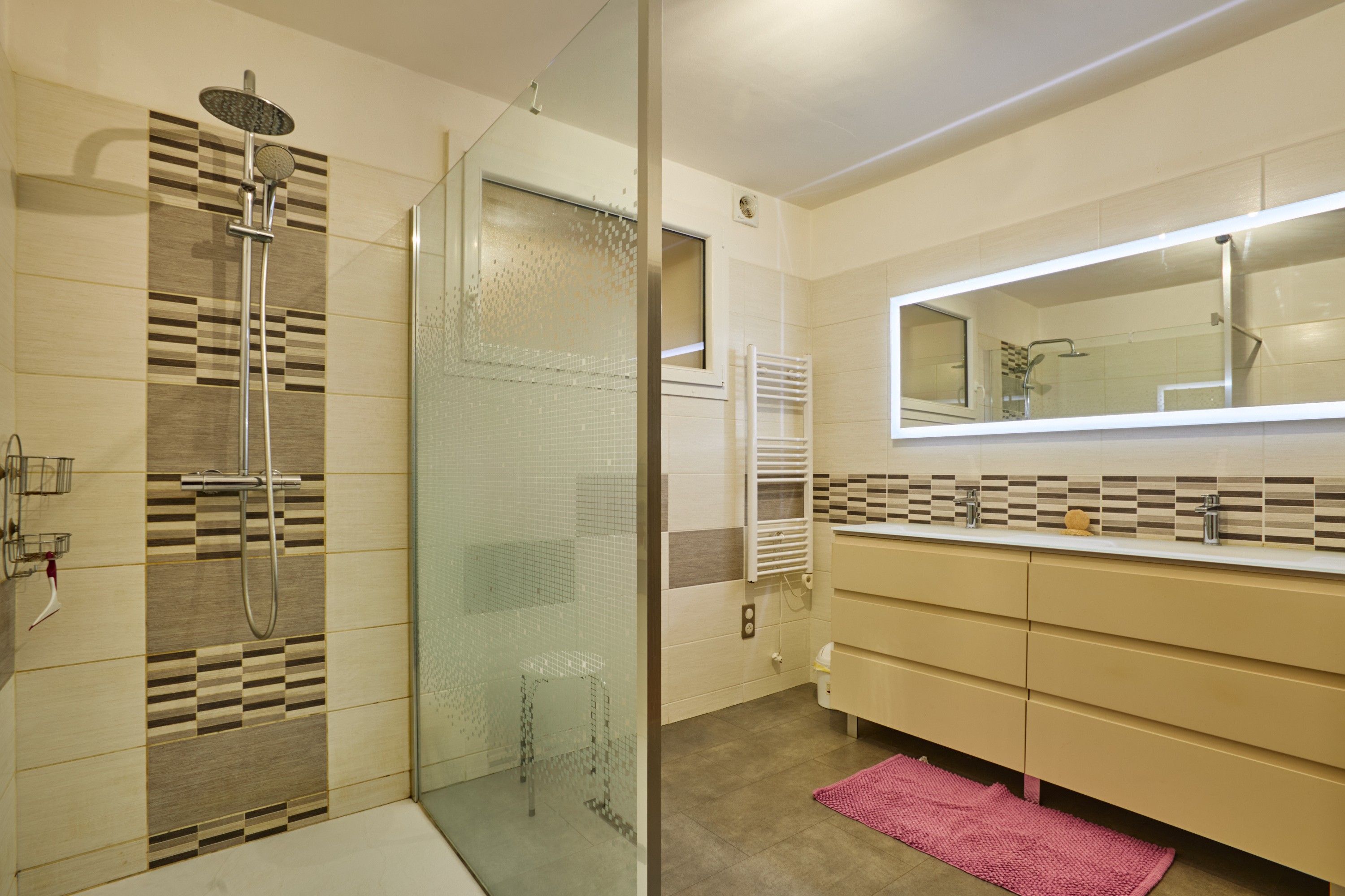 Bathroom – Walk-in shower and double washbasin – Ground floor