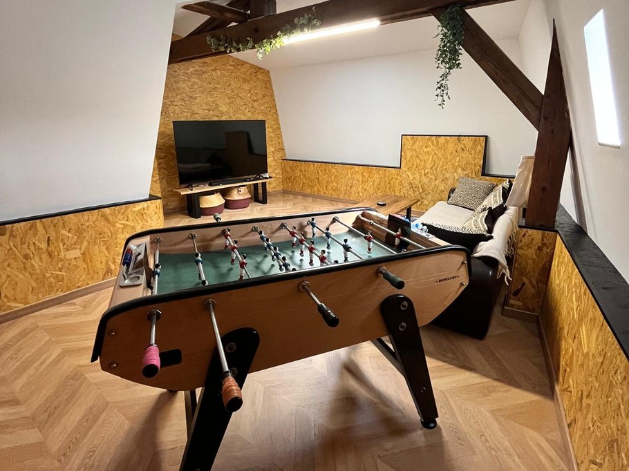 Salon étage jeux, baby foot
