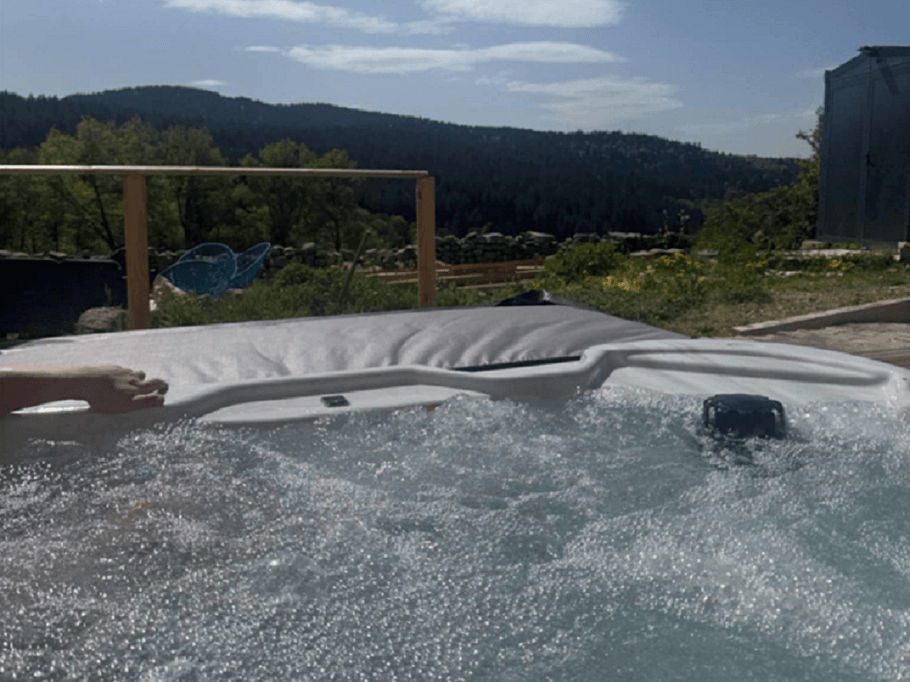 Le jacuzzi - Gîte Ukhutula , Vollore-Montagne , Puy-de-Dôme , Auvergne