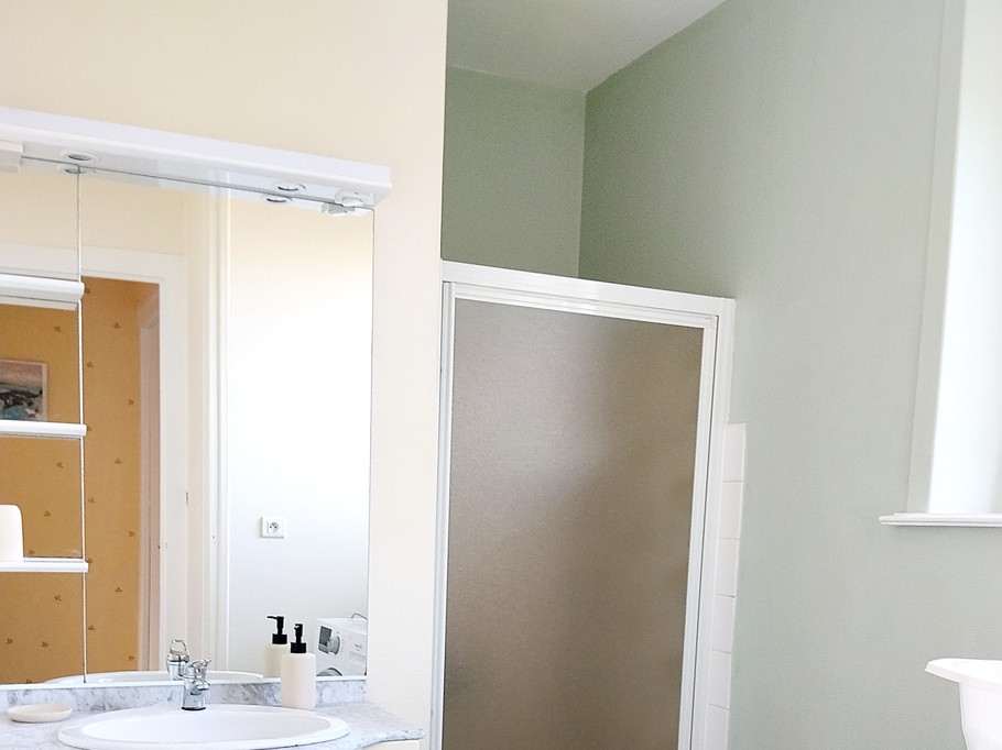 Shower room, ground floor