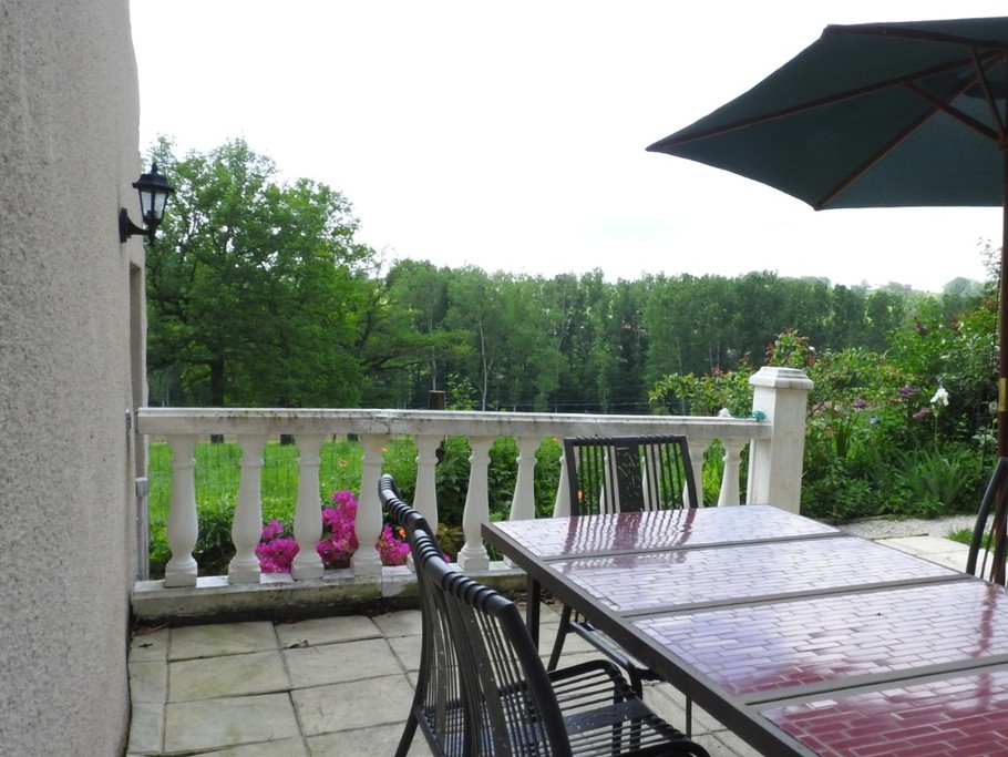 Gîte RUBIS salon de jardin parasol