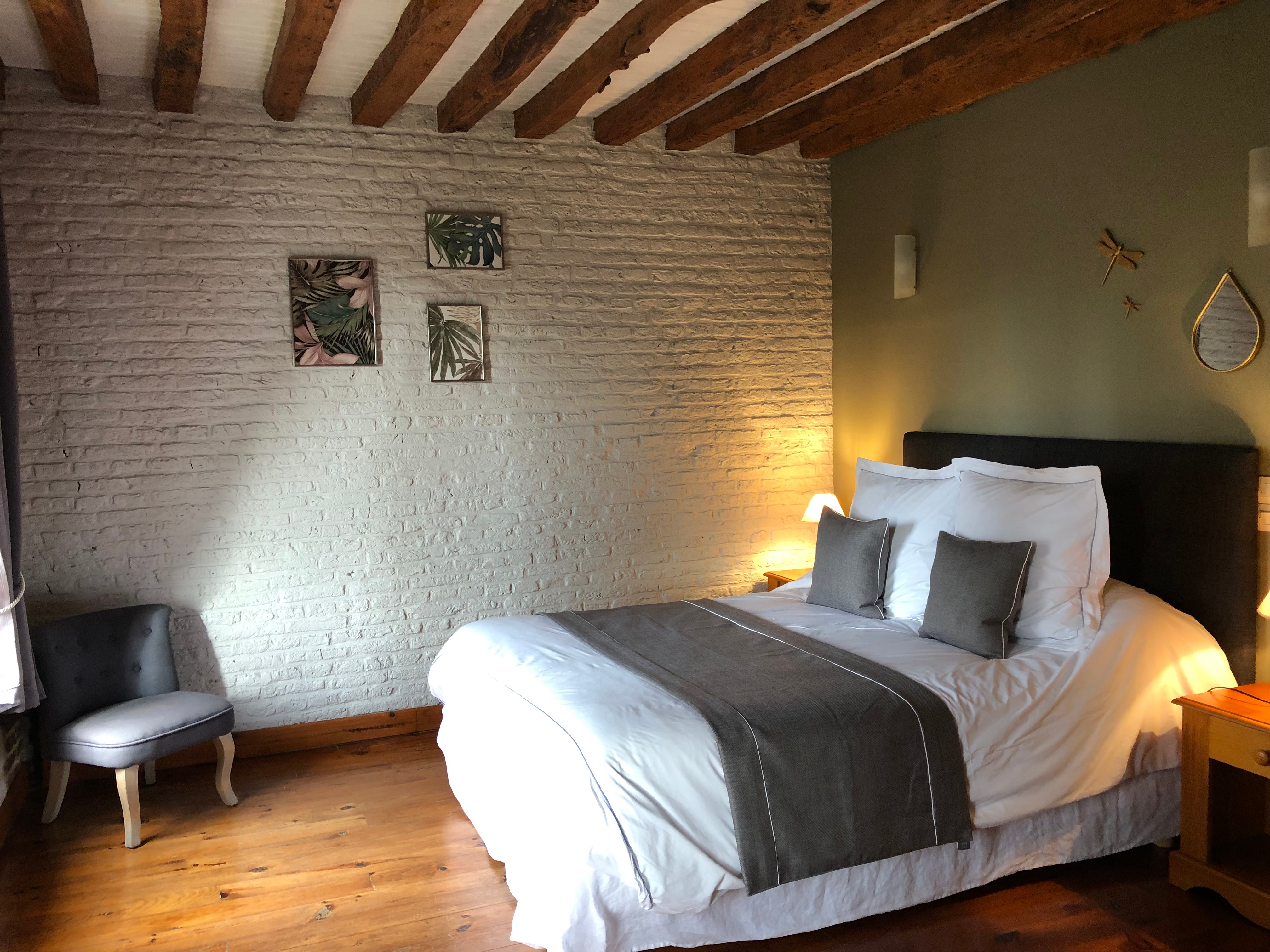 chambre verte , lit double