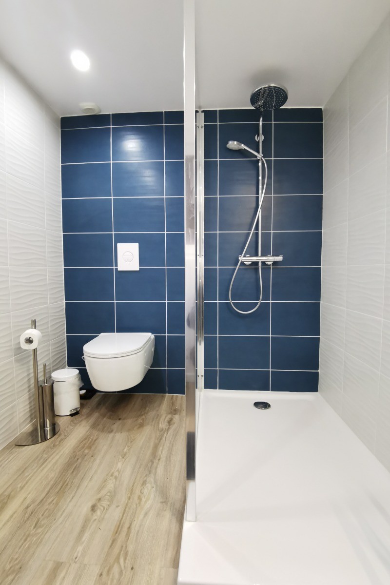 Salle d'eau avec WC au RDC