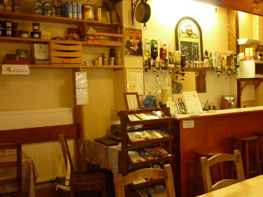 Bar avec ordinateur en libre service