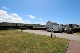 Parking devant les gîtes.