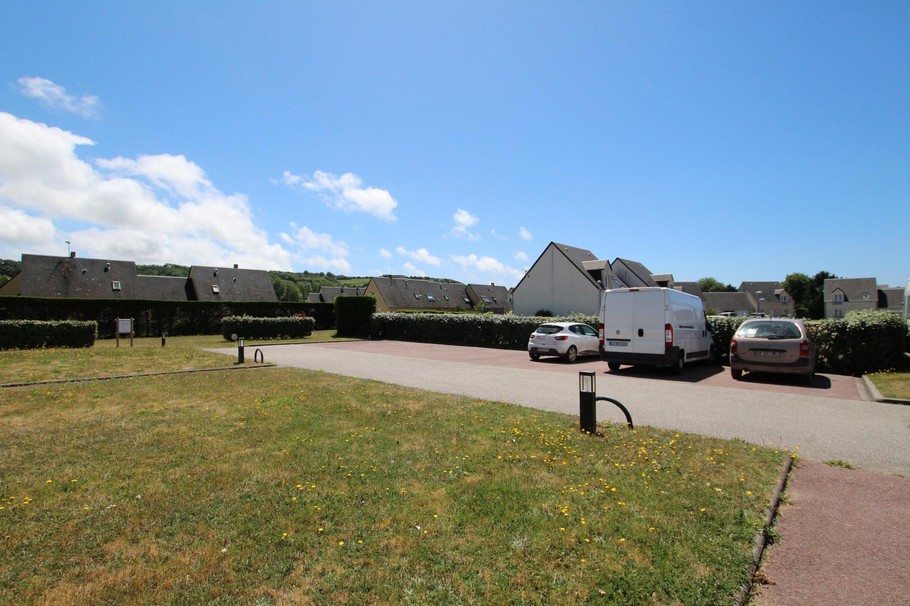 Parking devant les gîtes.