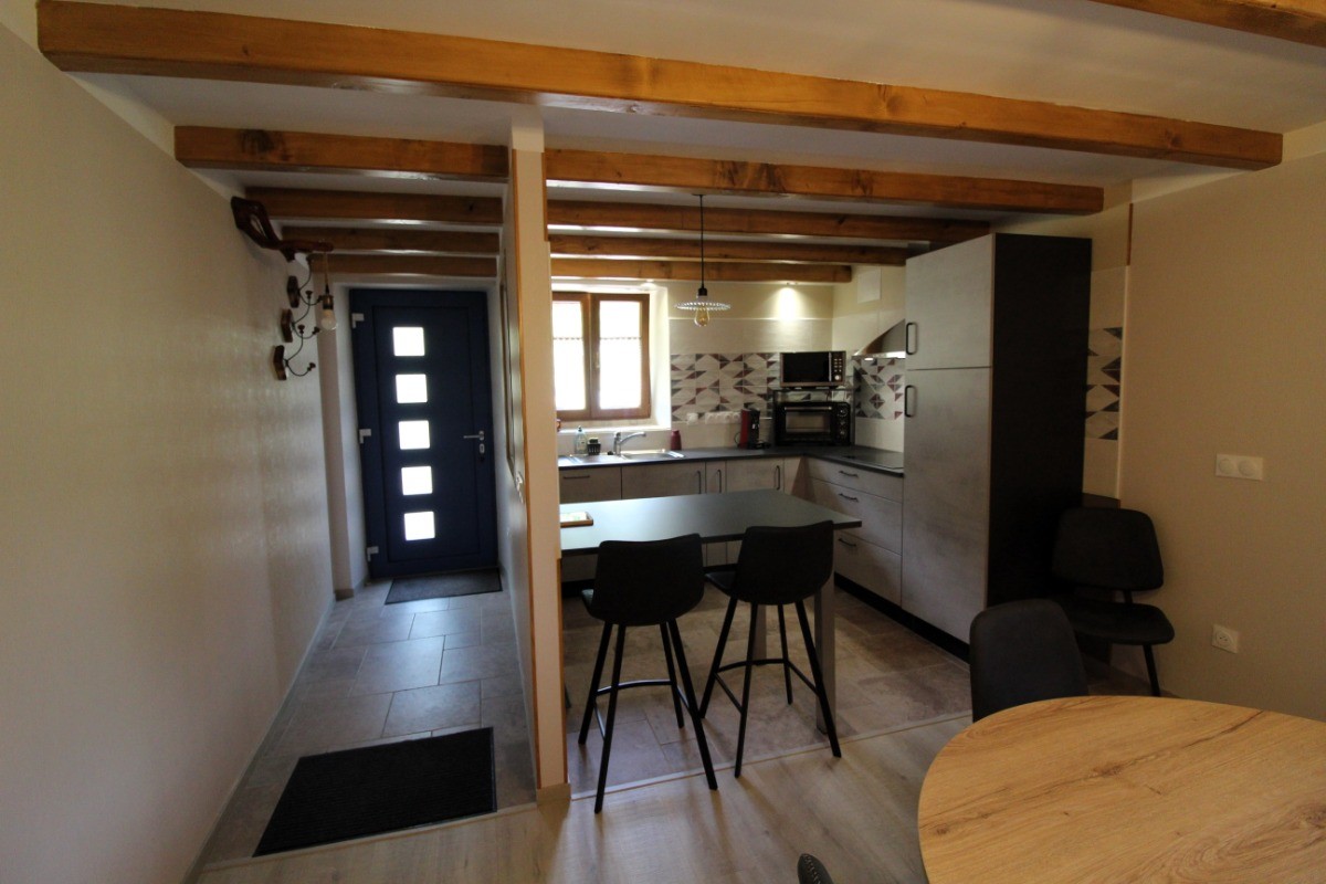 Entrée et espace cuisine - Gite des Roches