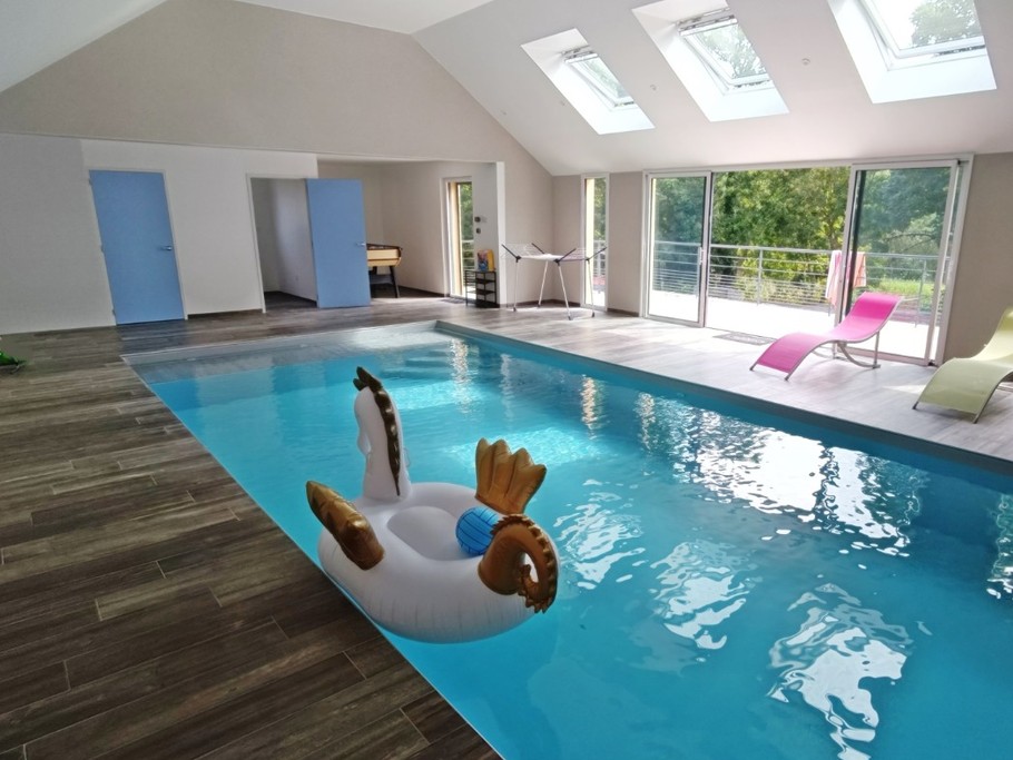 Espace piscine intérieure et chauffée de 100 m² commune avec baby-foot + 1 douche + WC