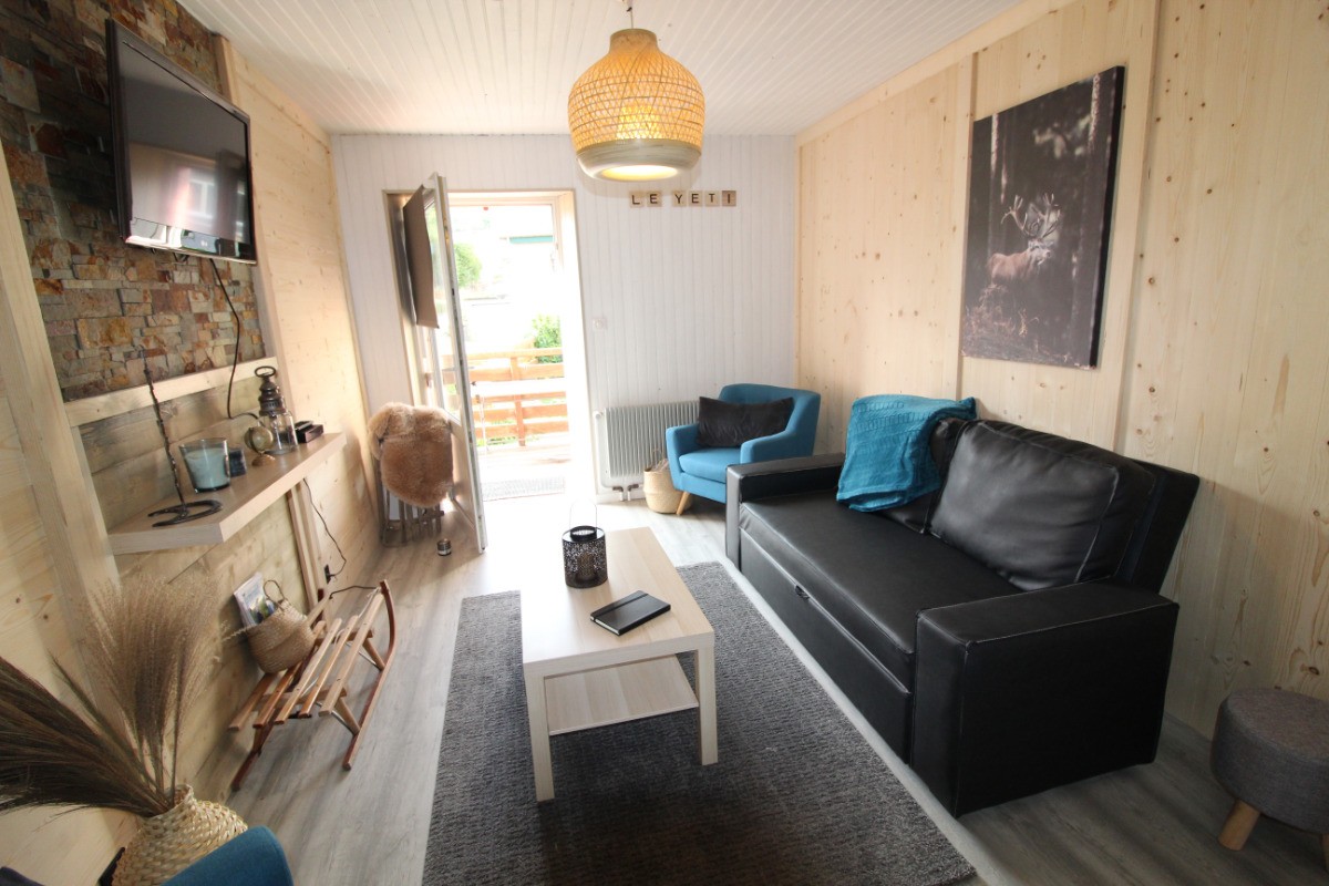 Entrée de l'appartement par le salon donnant sur le balcon - Gîte Le Faon