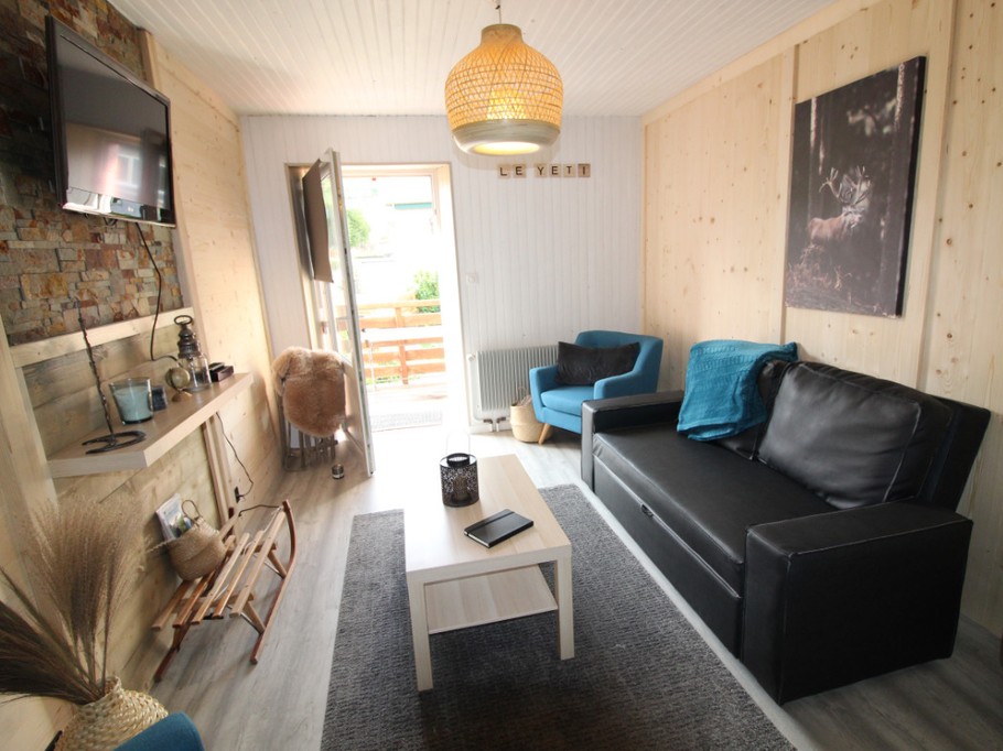 Entrée de l'appartement par le salon donnant sur le balcon - Gîte Le Faon