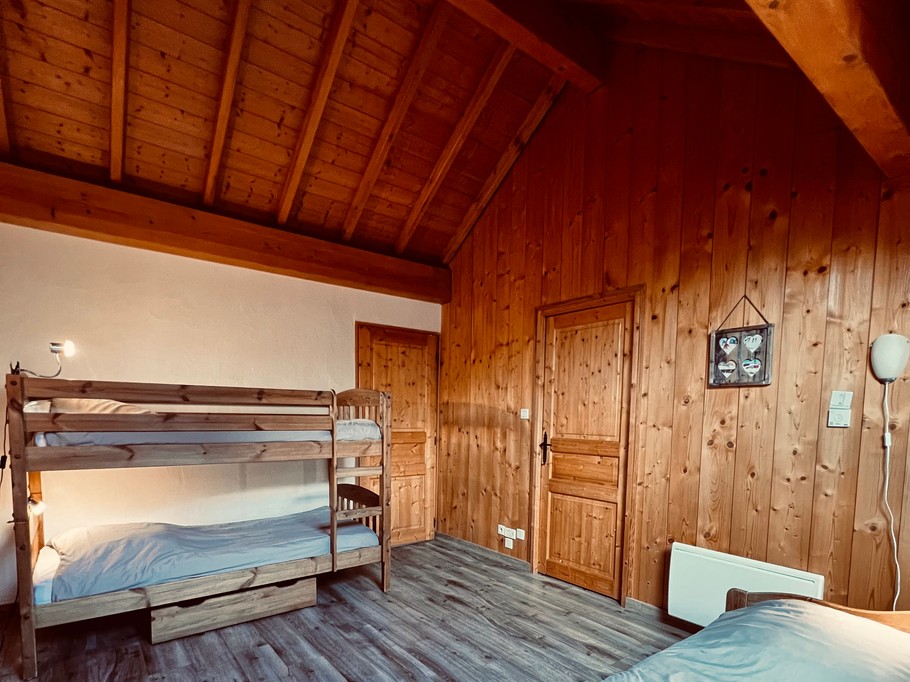 Bedroom sleeping 3 people