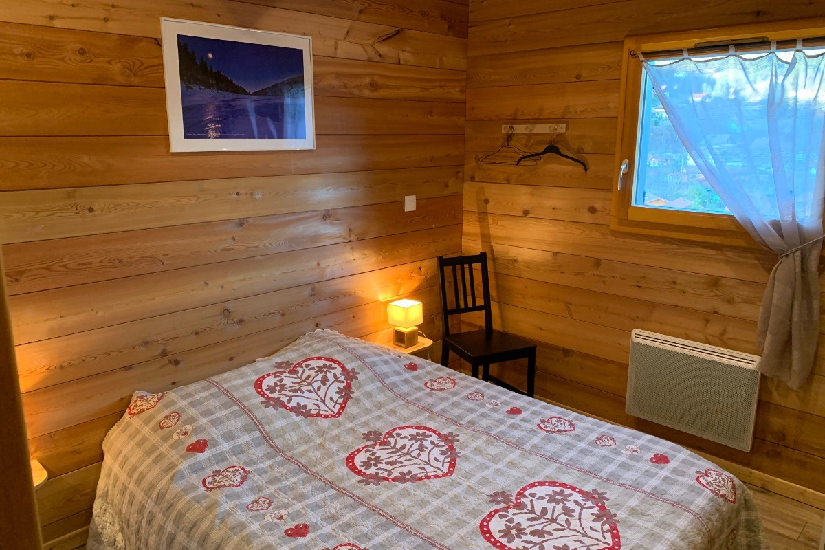 Chambre avec lit double au rez de chaussé