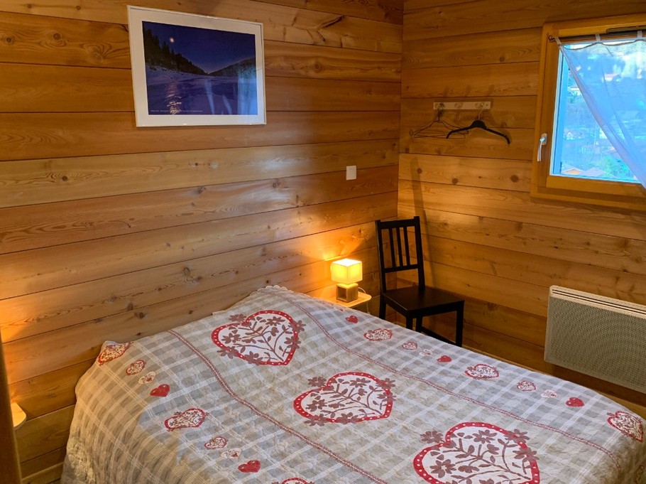 Chambre avec lit double au rez de chaussé