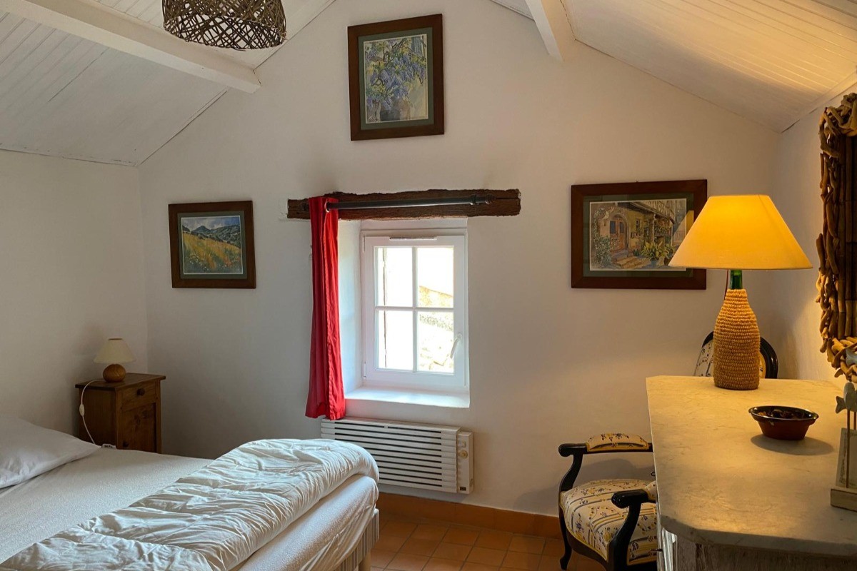 Chambre 2 avec un lit en 140