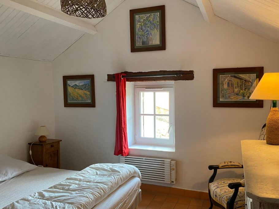 Chambre 2 avec un lit en 140