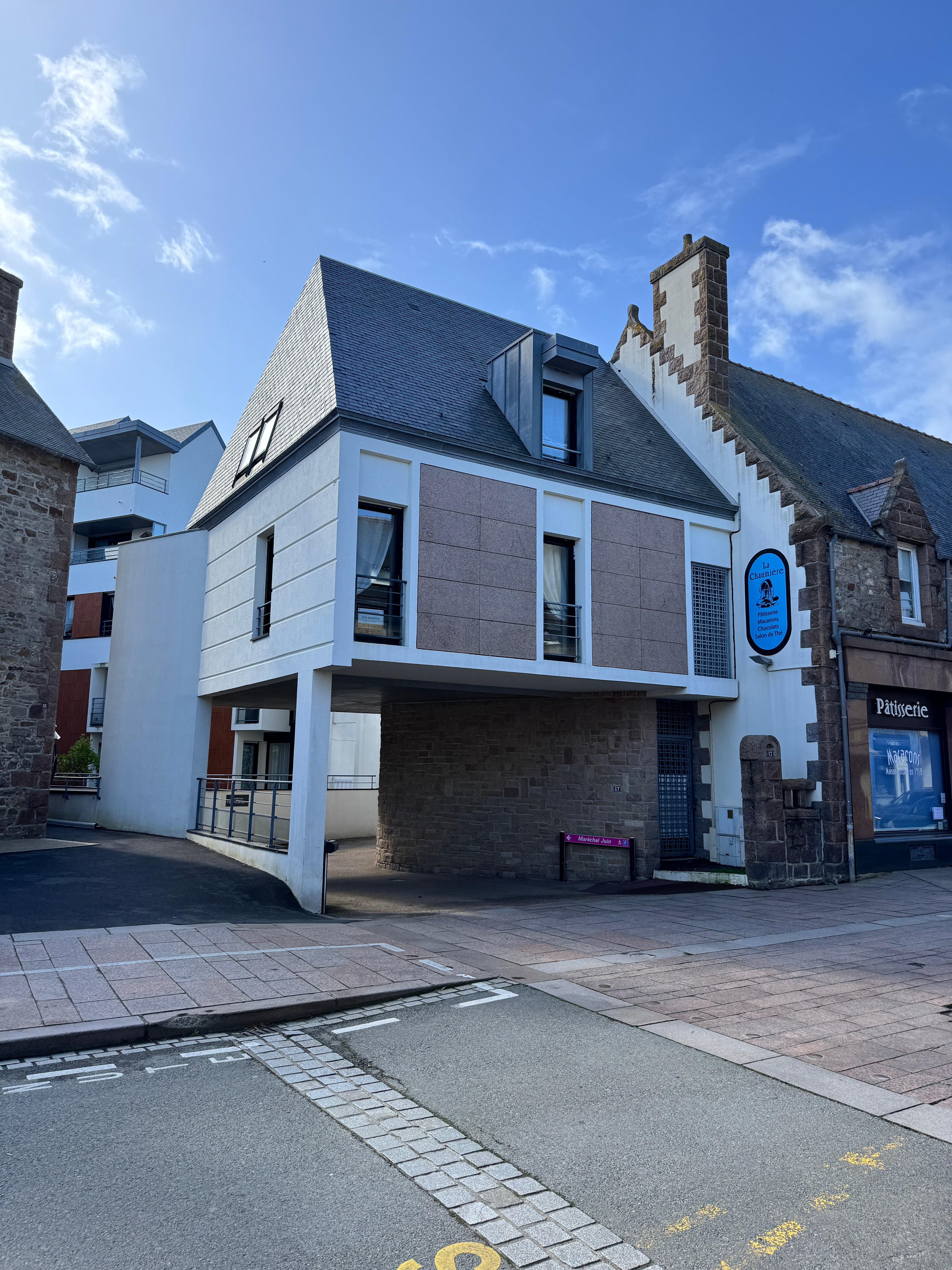 Detached duplex flat. Street view: between the bakery and the patisserie, opposite the delicatessen.