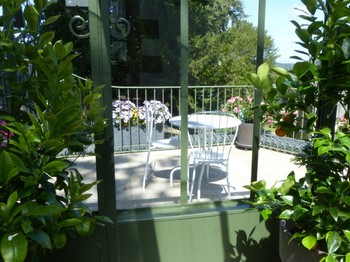 Verrière accessible au printemps, donnant sur terrasse