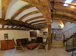 Grand salon convivial au 1er étage avec poêle à bois, chaîne hifi et lecteur CD (avec quelques CD).