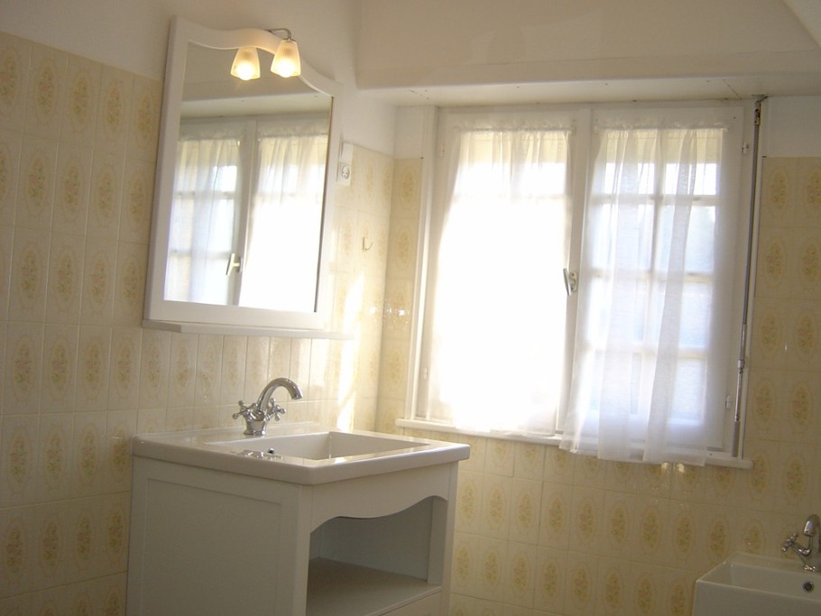 Salle de bain avec baignoire