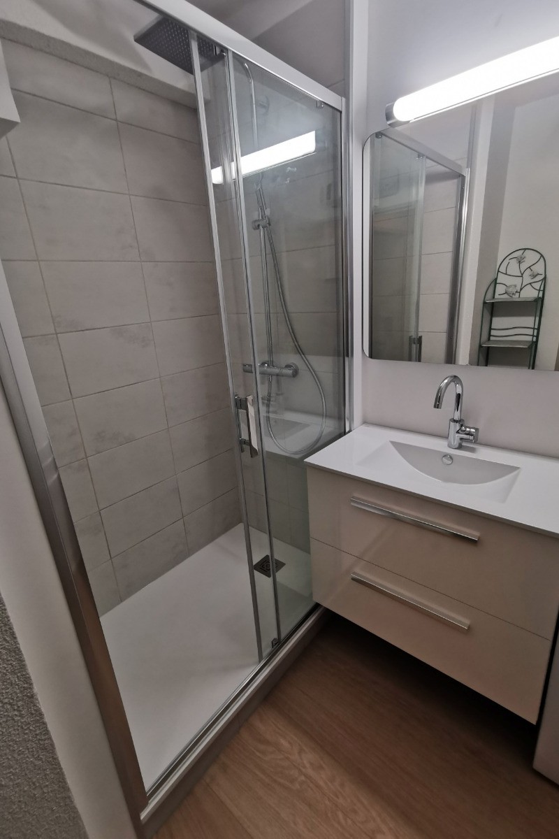 Salle de douche et toilettes séparés