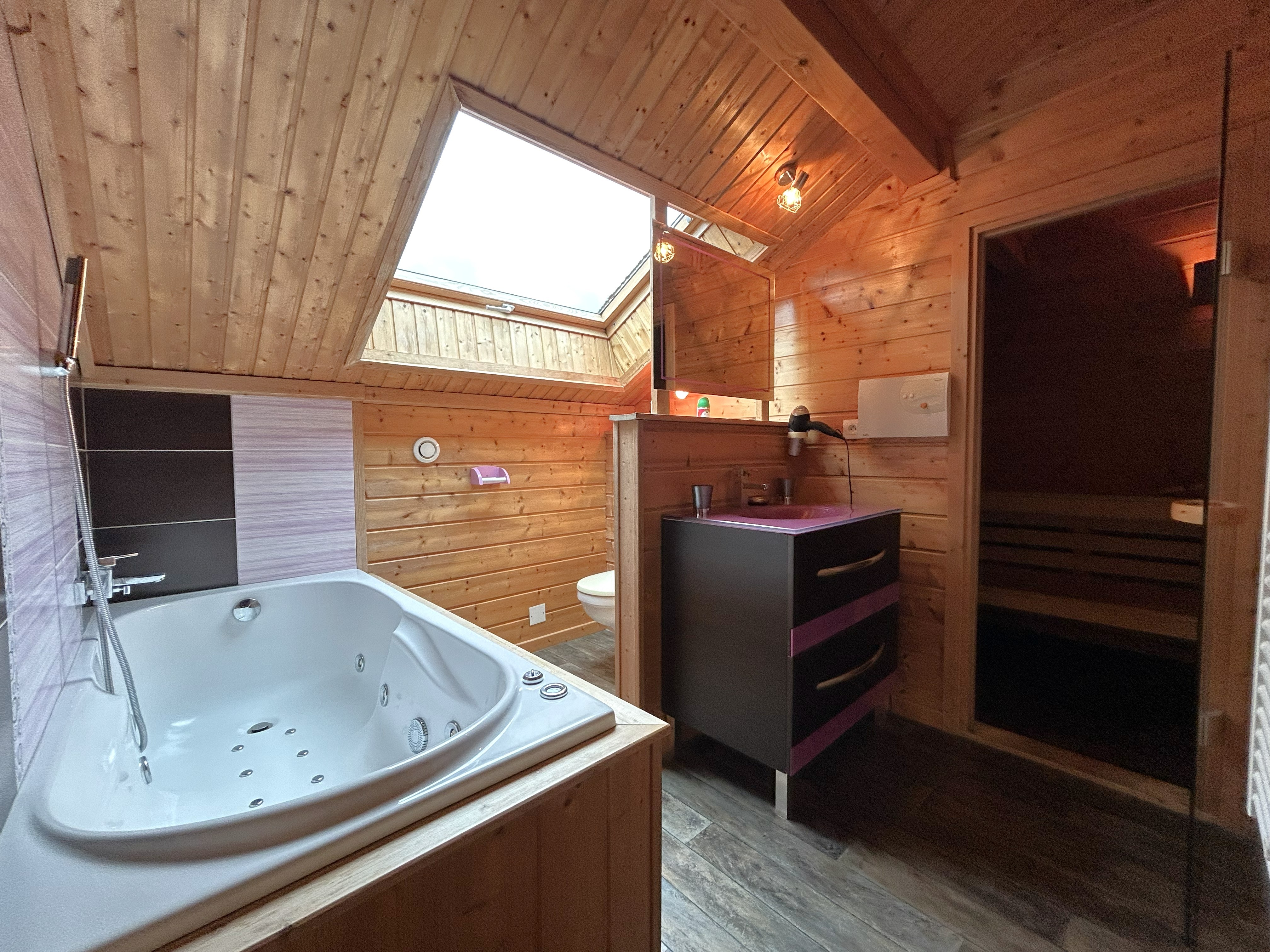 First floor shower room with whirlpool bath and sauna - Chalet Poème near Lac de Longemer
