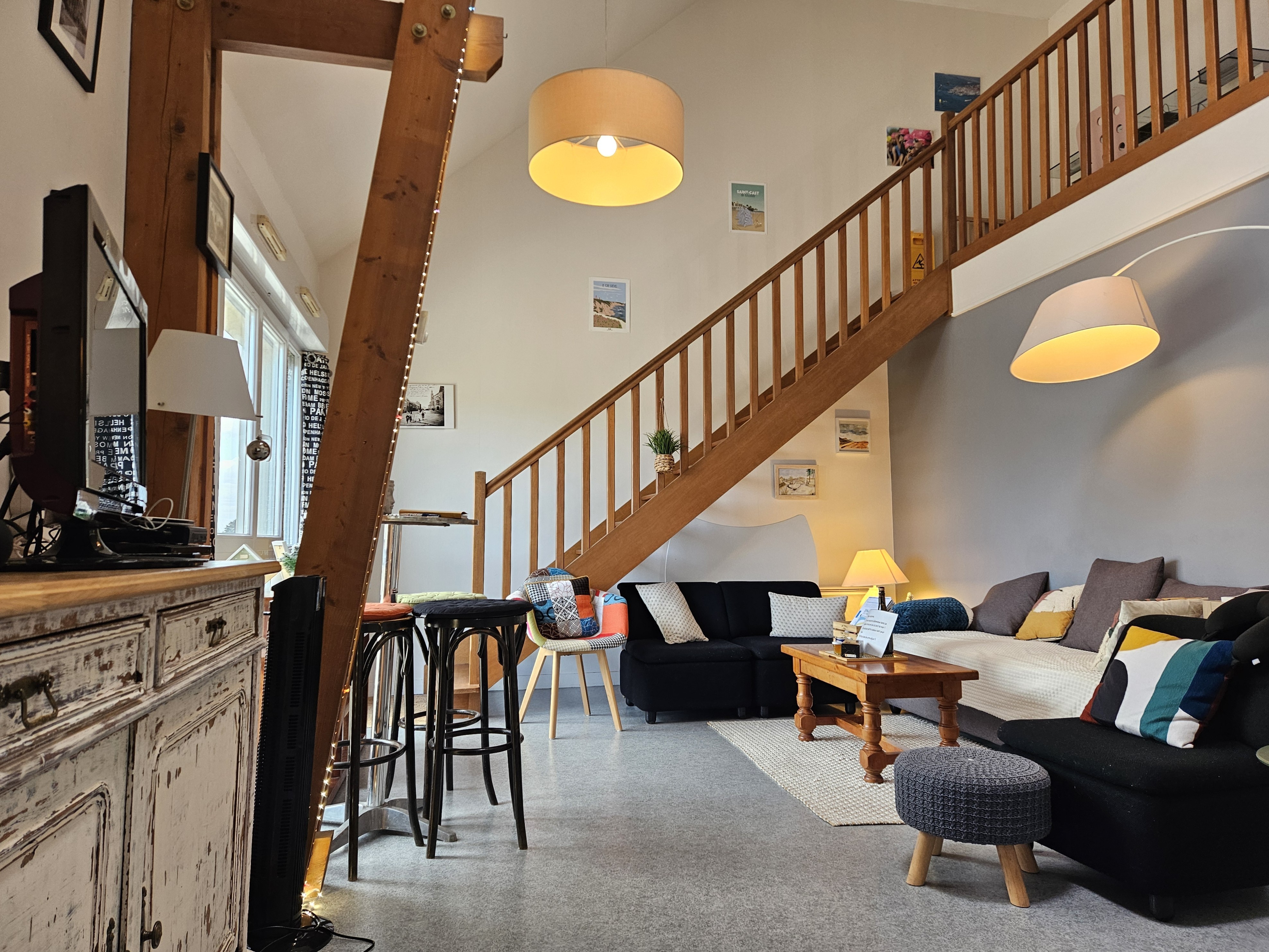 Pièce de vie très agréable, haute de plafond et lumineuse avec salon et bureau. Cuisine ouverte.