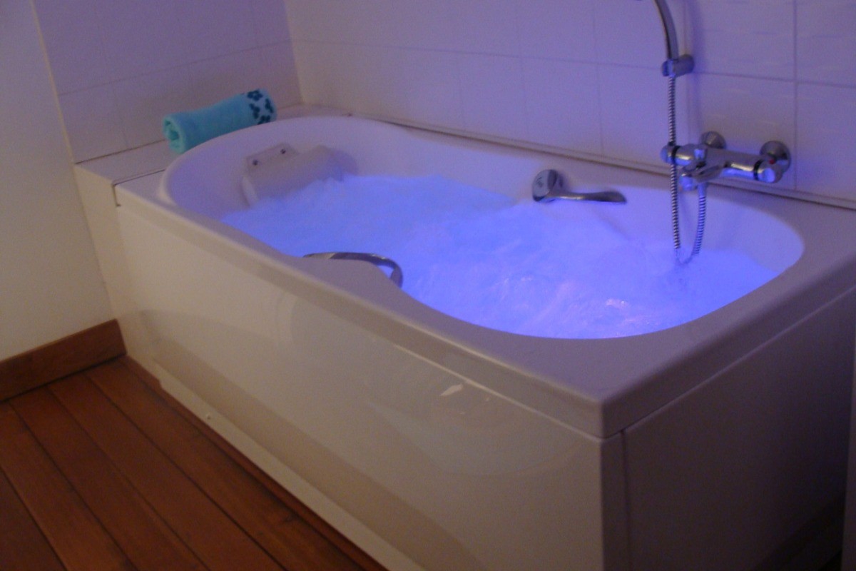 salle de bain avec baignoire balnéo et luminothérapie